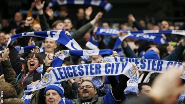 Cổ động viên Leicester City ăn mừng chiến thắng của đội nhà trước Manchester City